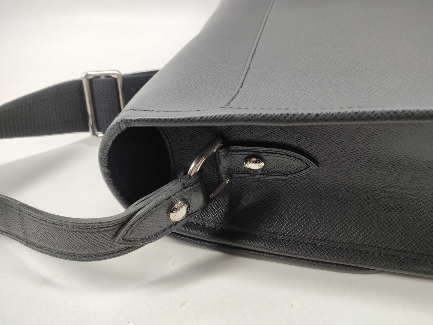 LOUIS VUITTON Taiga M32622 Anton Ardoise Shoulder Bag