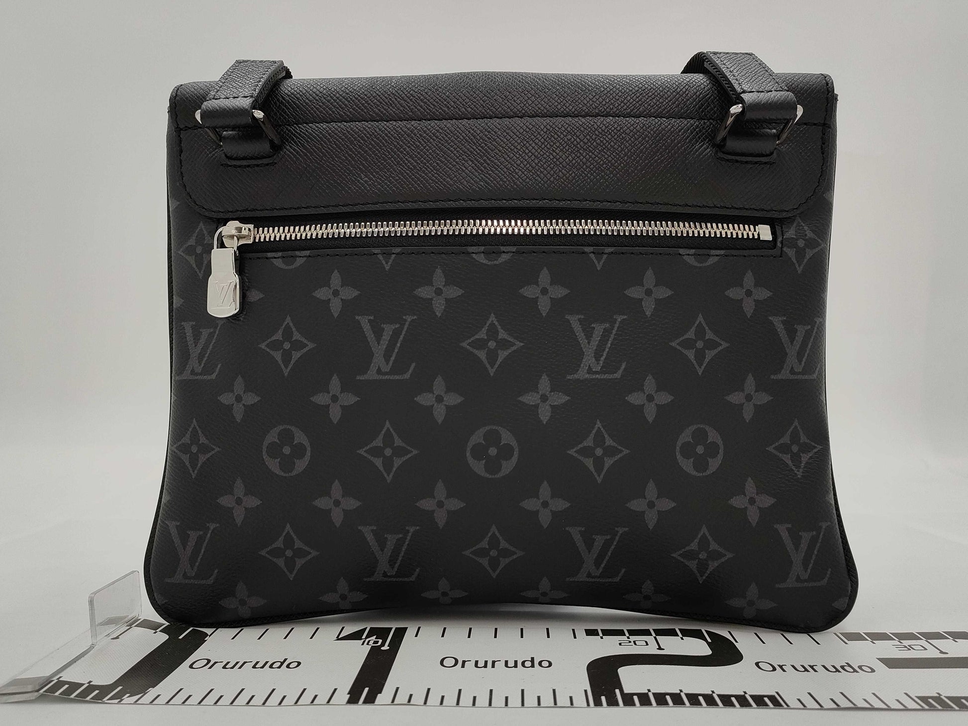 LOUIS VUITTON Taiga Lama M30413 Flap Messenger Shoulder Bag in Noir