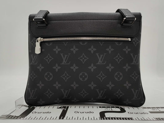 LOUIS VUITTON Taiga Lama M30413 Flap Messenger Shoulder Bag in Noir