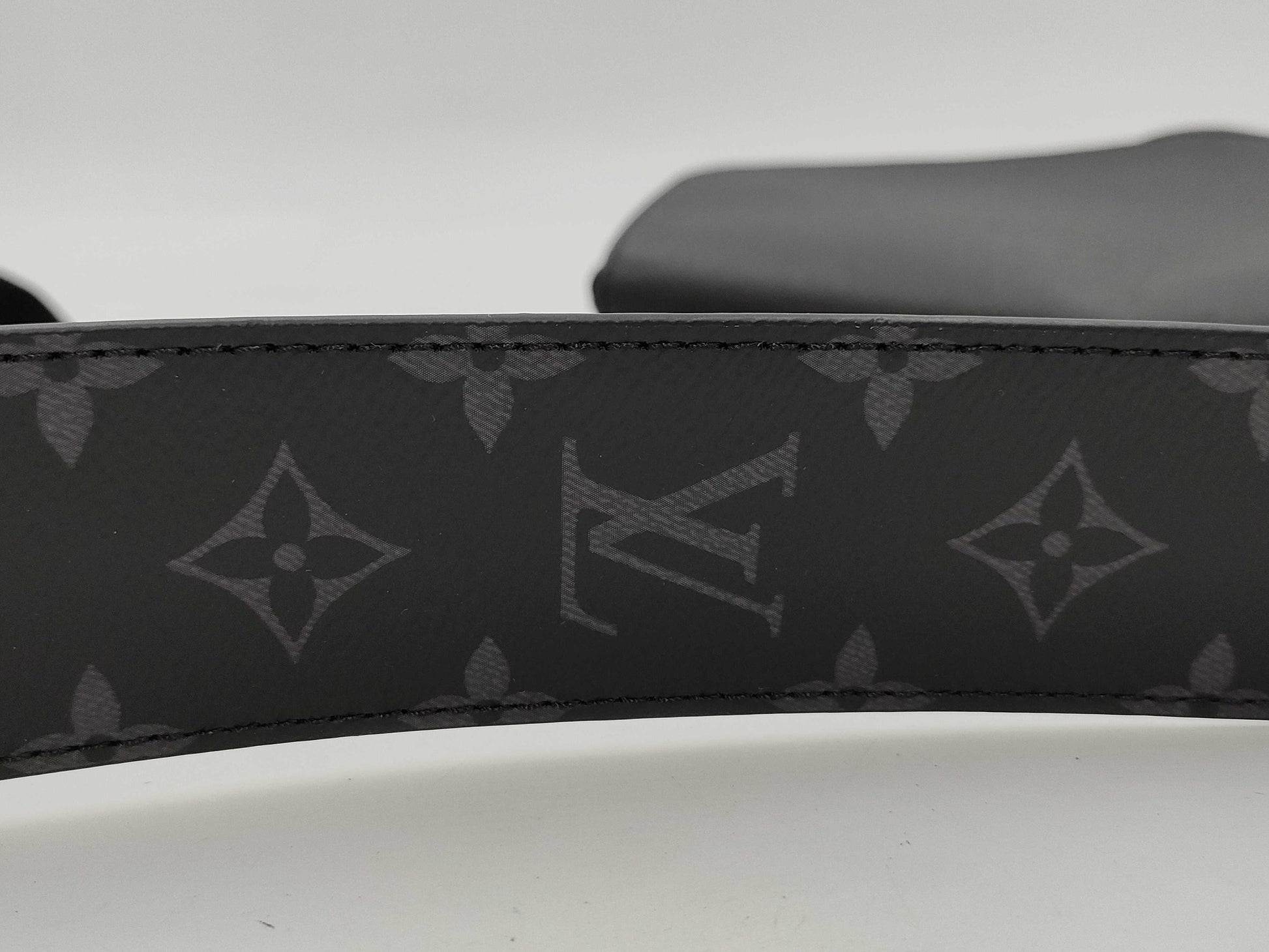 LOUIS VUITTON Taiga Lama M30413 Flap Messenger Shoulder Bag in Noir