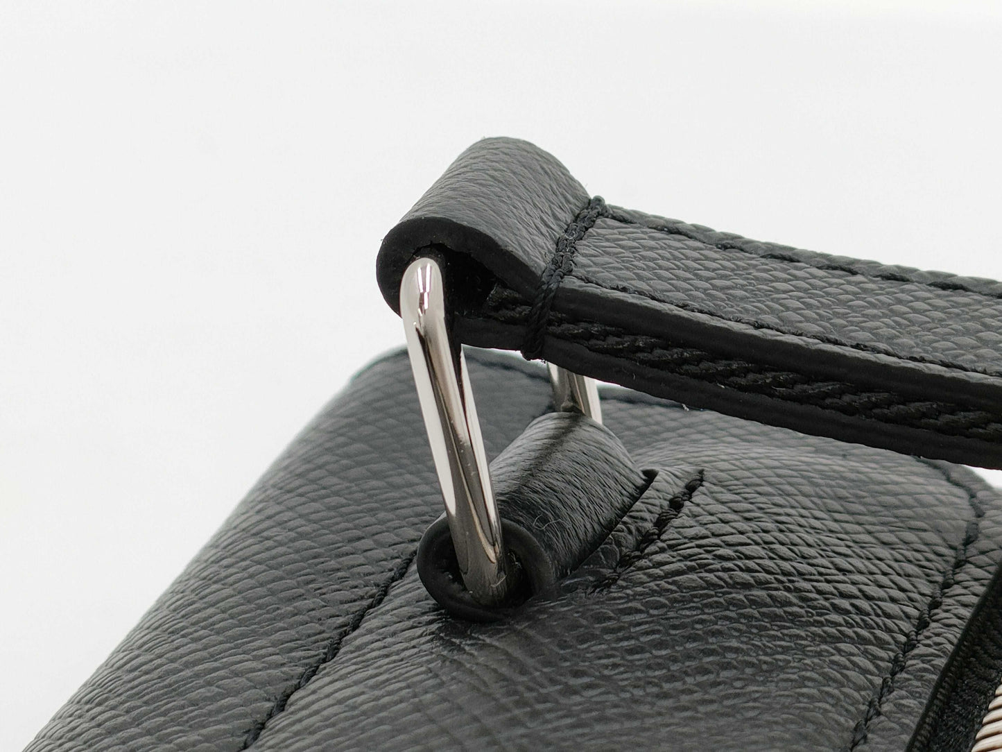 LOUIS VUITTON Taiga Lama M30413 Flap Messenger Shoulder Bag in Noir