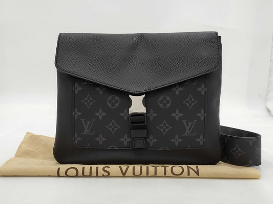 LOUIS VUITTON Taiga Lama M30413 Flap Messenger Shoulder Bag in Noir