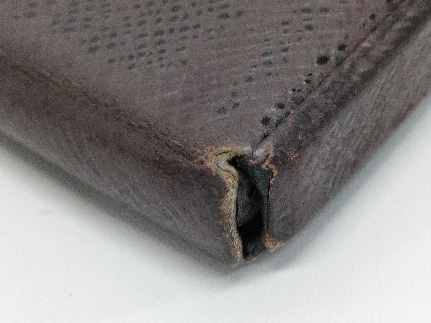 LOUIS VUITTON Taiga Porte Monnaie Cubetto Coin Case