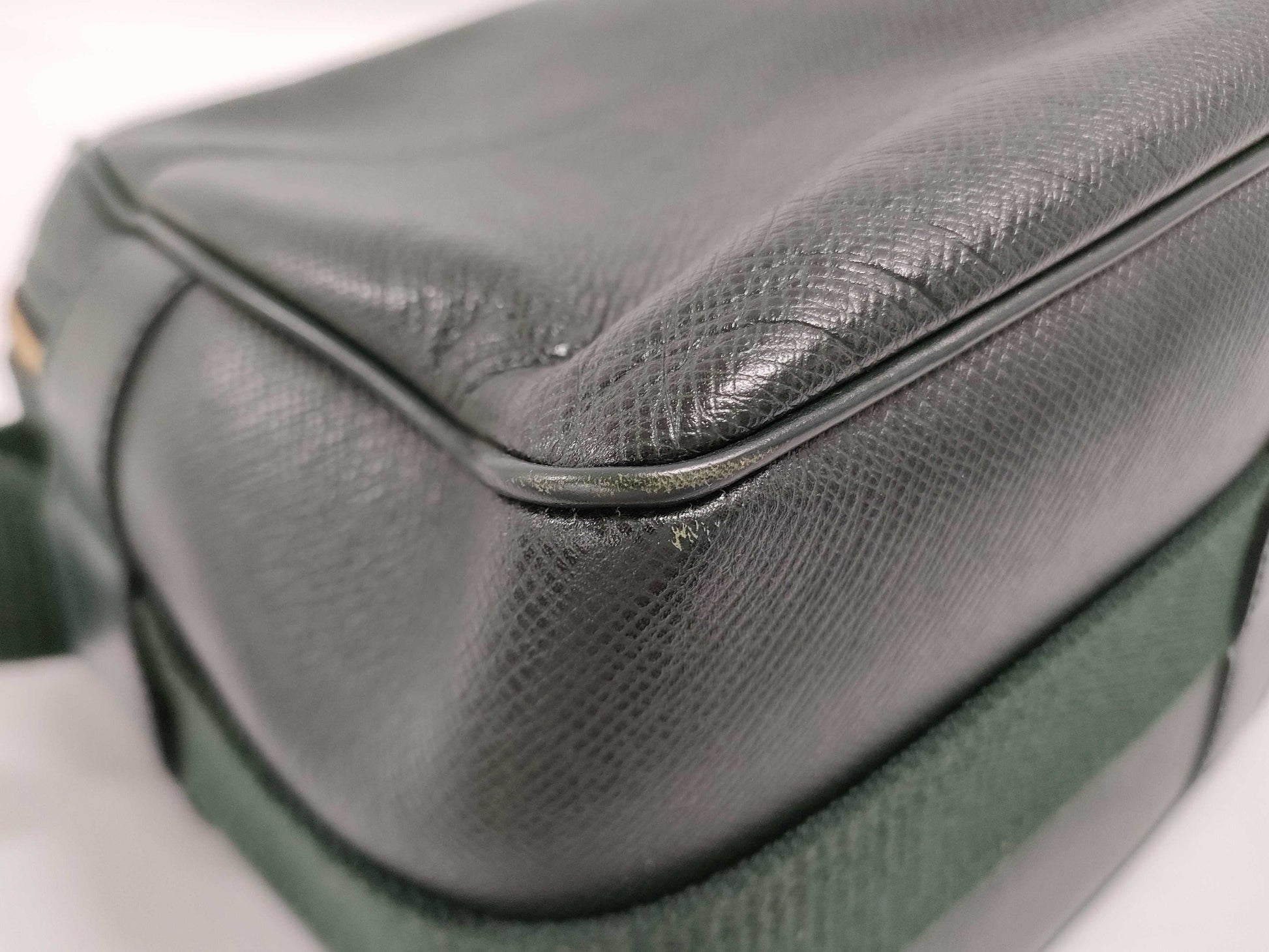 LOUIS VUITTON Taiga Reporter M30154 Shoulder Bag