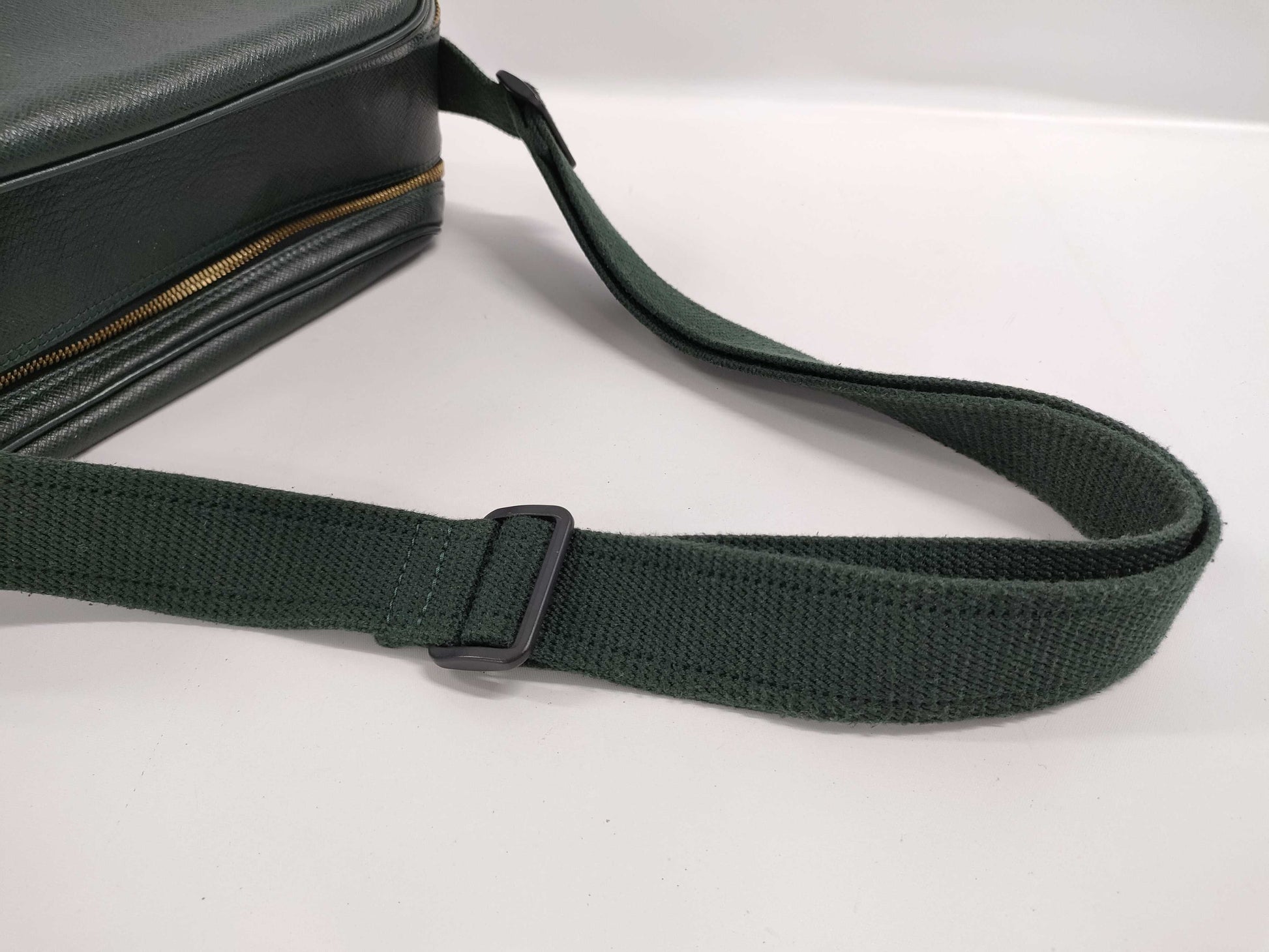 LOUIS VUITTON Taiga Reporter M30154 Shoulder Bag