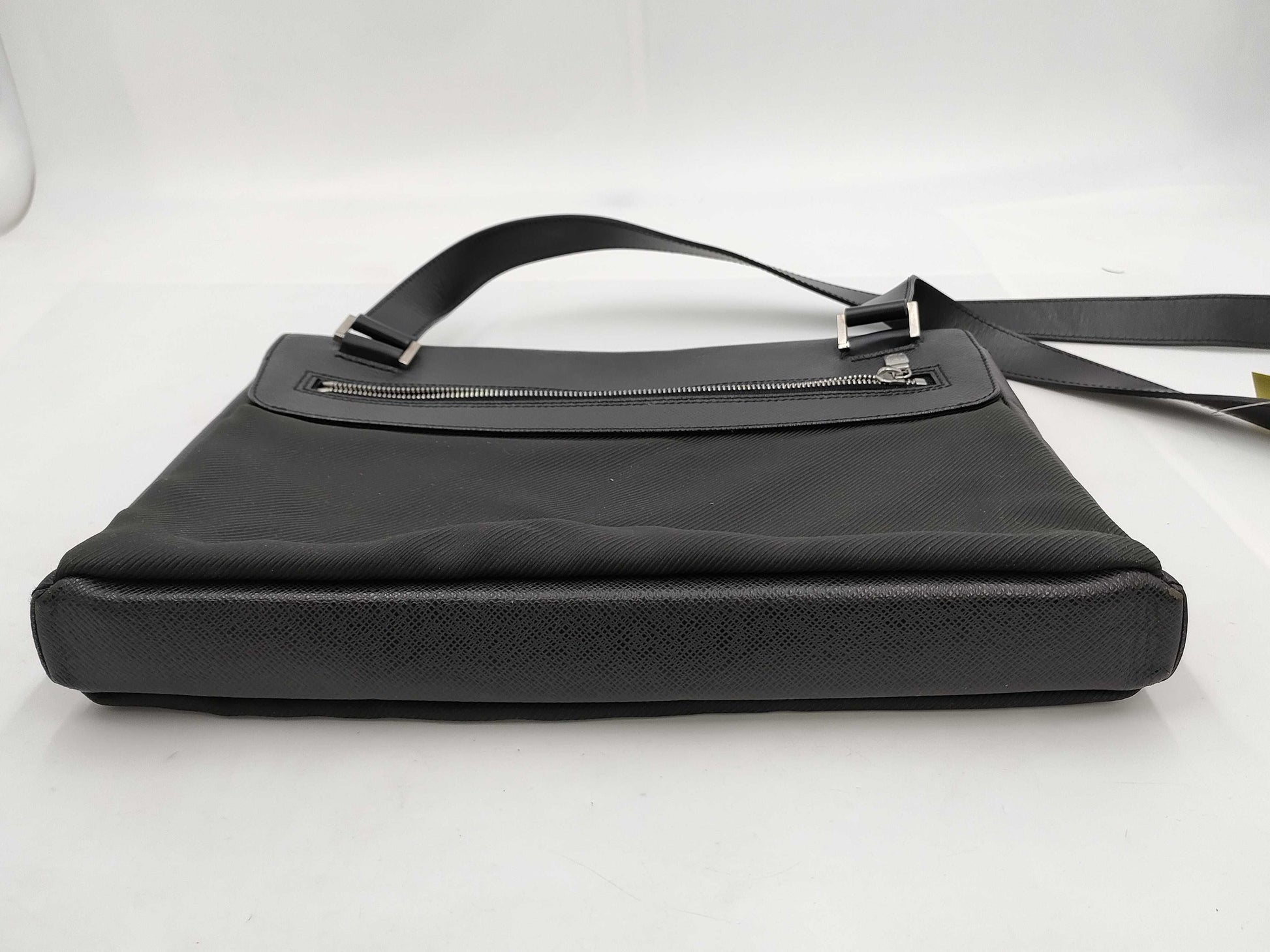 LOUIS VUITTON Taiga Saratov GMM30882 Shoulder Bag