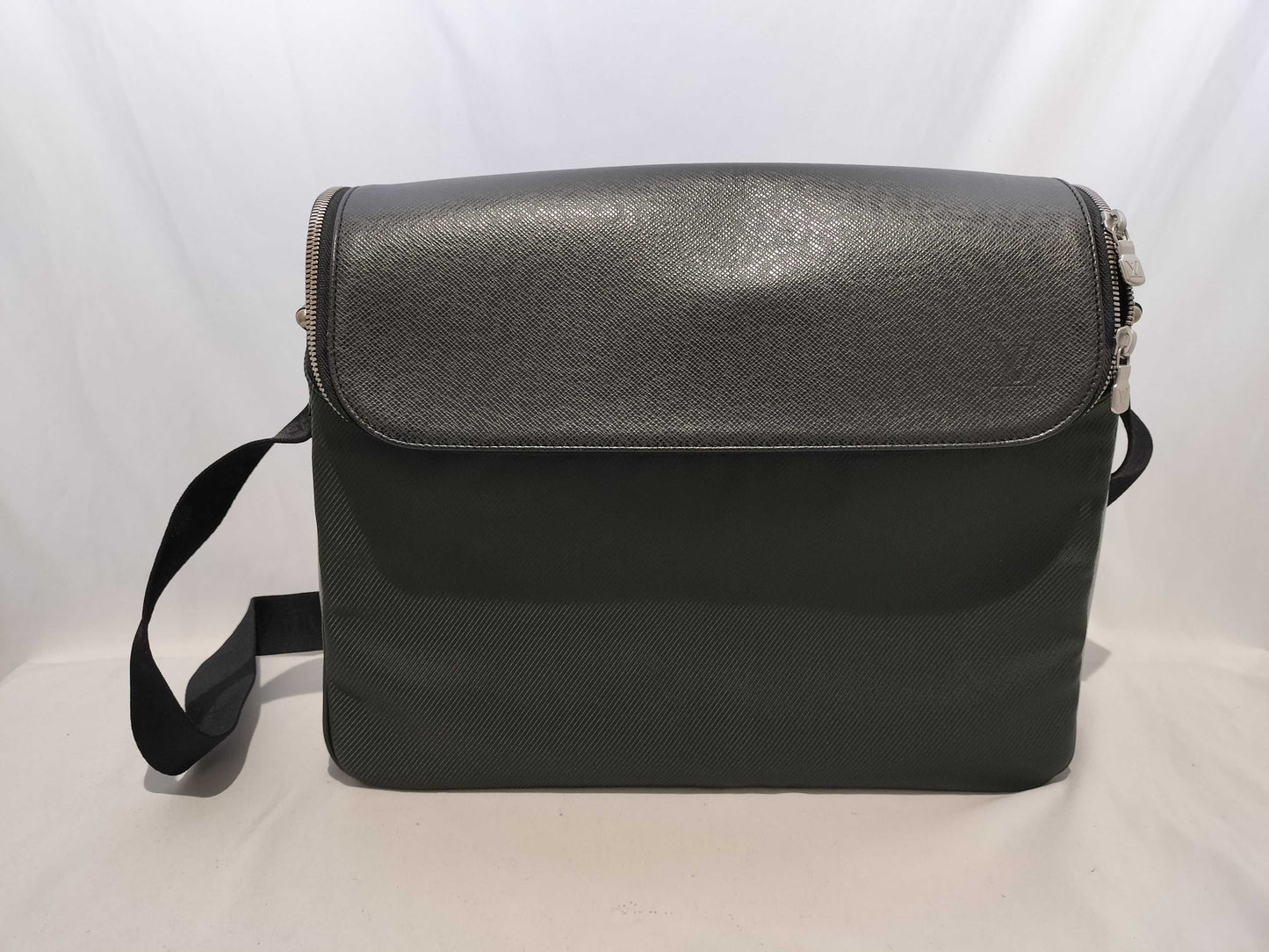 LOUIS VUITTON Taiga Taimir Shoulder Bag