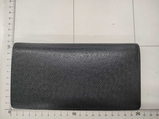 LOUIS VUITTON Taiga Brazza Taiga Wallet