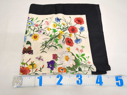 GUCCI 13. 5 Gucci scarves and other scarves