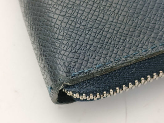 LOUIS VUITTON Taiga Zippy Vertical Wallet