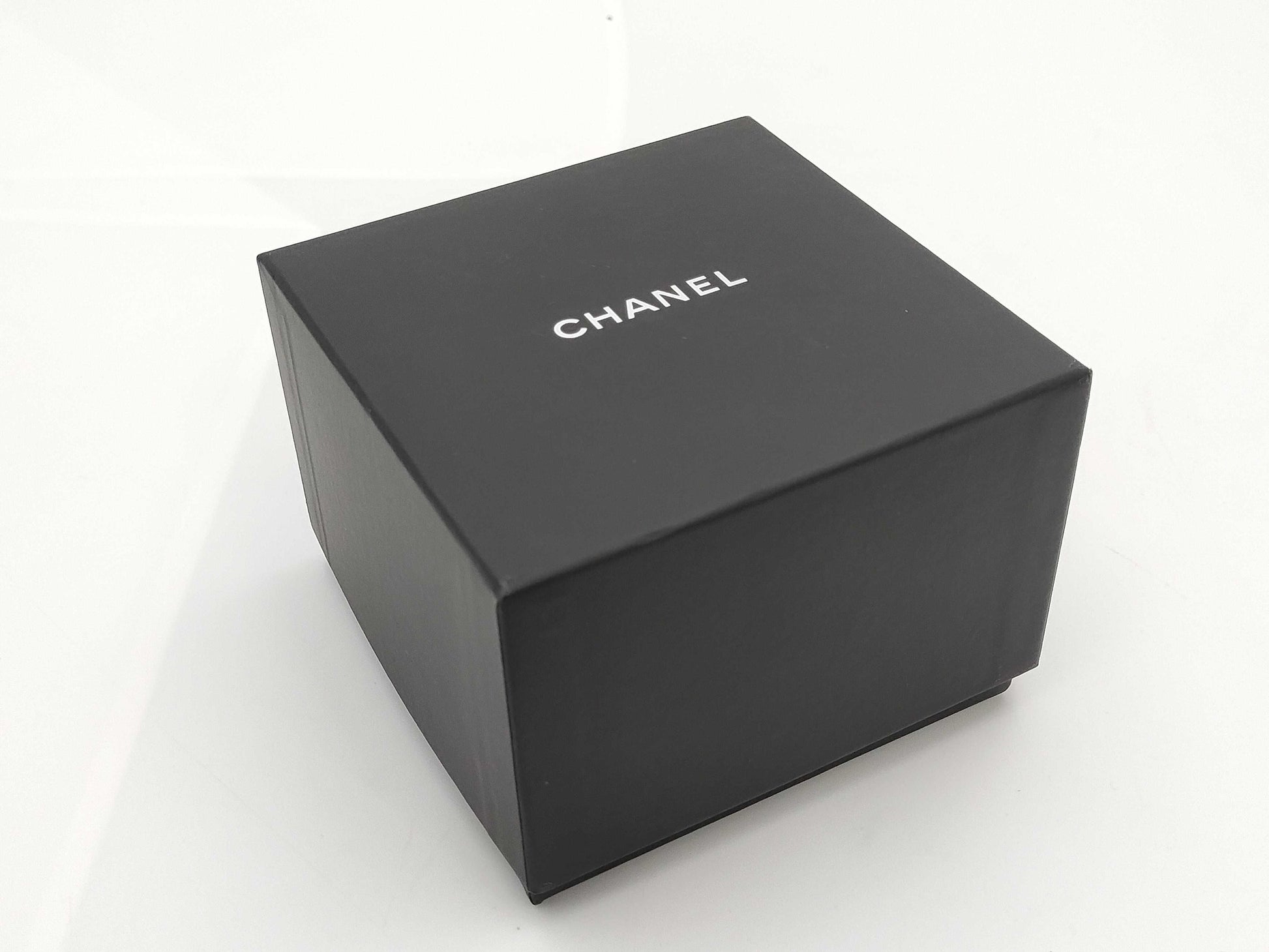 CHANEL CC Chain Pearl AirPods Case, Black/White, Plastic/Leather/Costume Pearl, Size: Approx. 5.2cm H x 7.3cm W, Total Weight: Approx. 290g, Fall/Winter 2021 Collection, Other Accessories