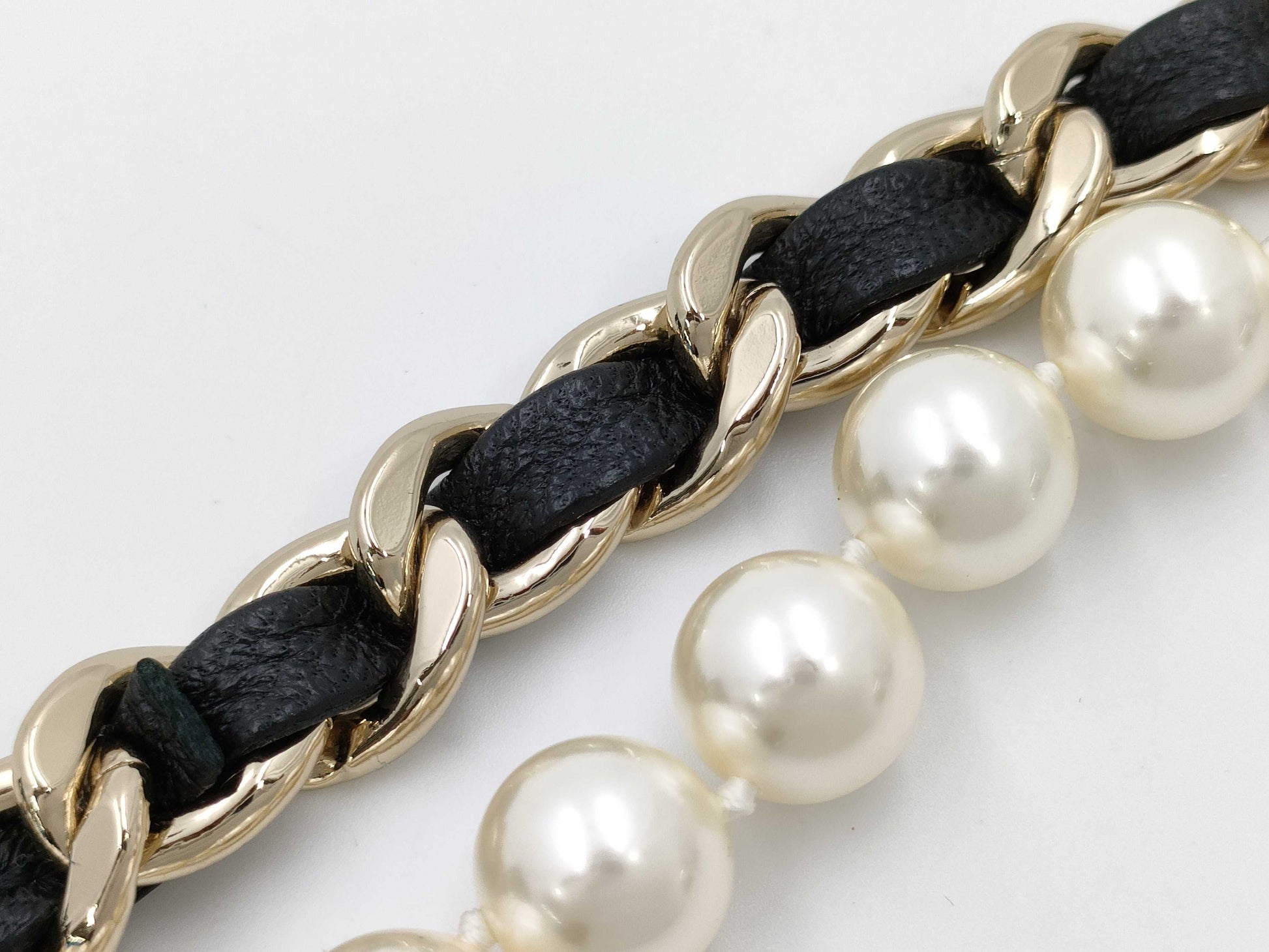 CHANEL CC Chain Pearl AirPods Case, Black/White, Plastic/Leather/Costume Pearl, Size: Approx. 5.2cm H x 7.3cm W, Total Weight: Approx. 290g, Fall/Winter 2021 Collection, Other Accessories