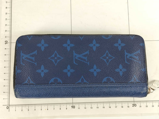 LOUIS VUITTON Vertical Wallet