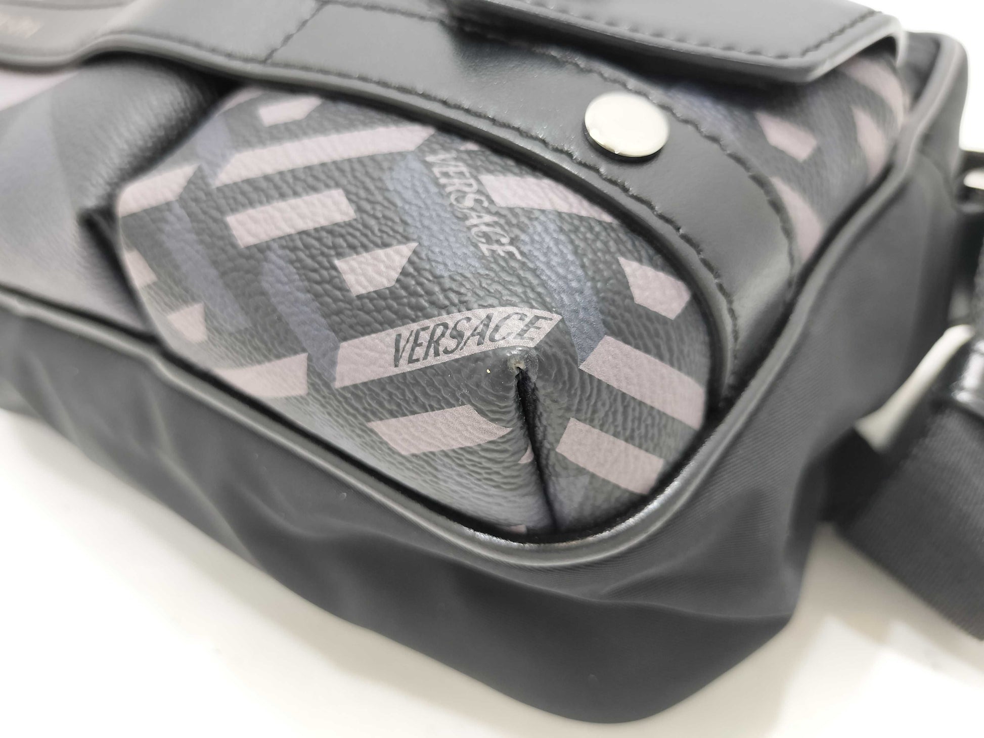 VERSACE ID - Versace Leather/Nylon Greca Signature Messenger Bag, Black, 25 cm, Shoulder Bag