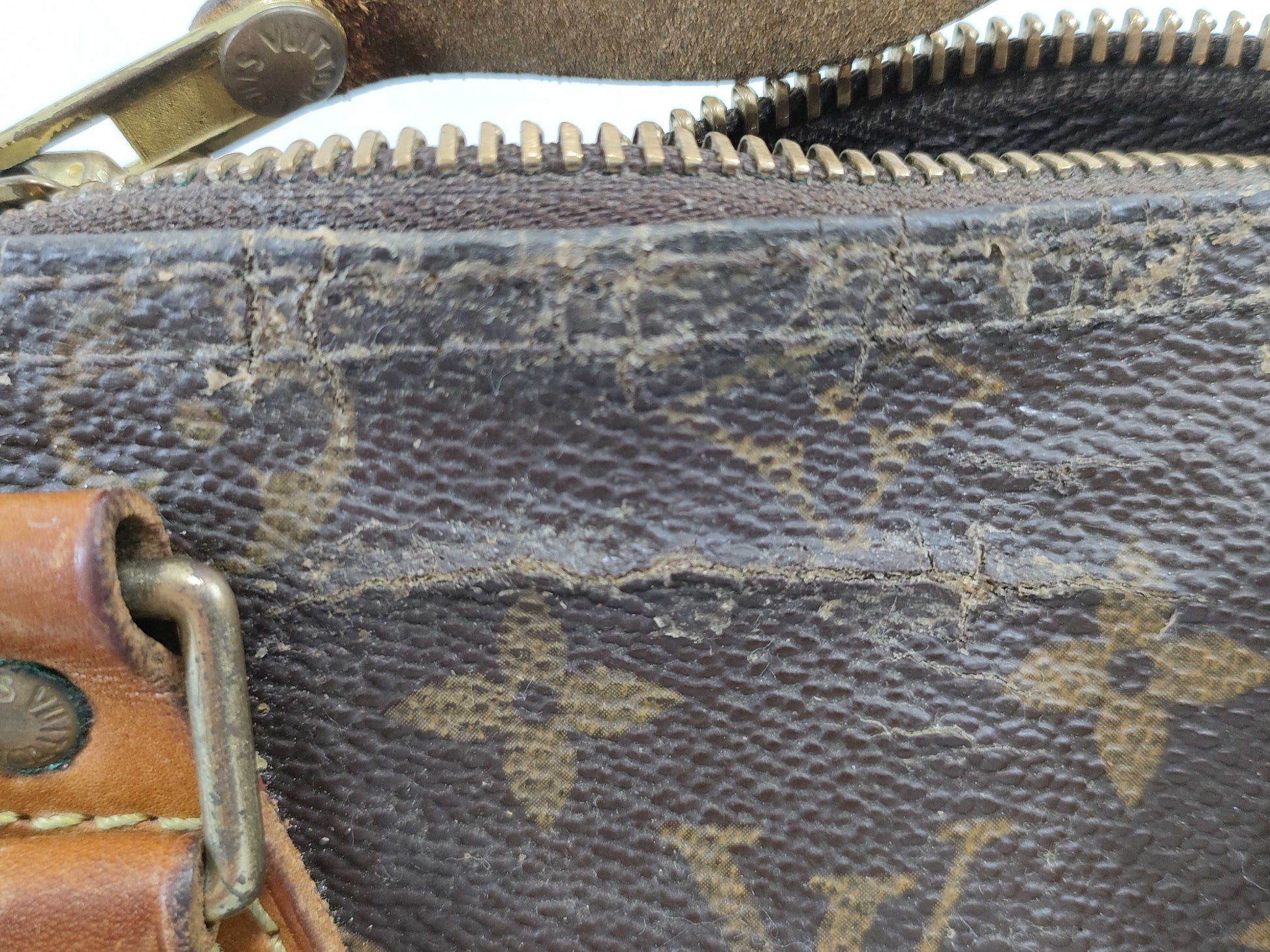 LOUIS VUITTON Louis Vuitton Monogram Speedy 25 Boston Bag
