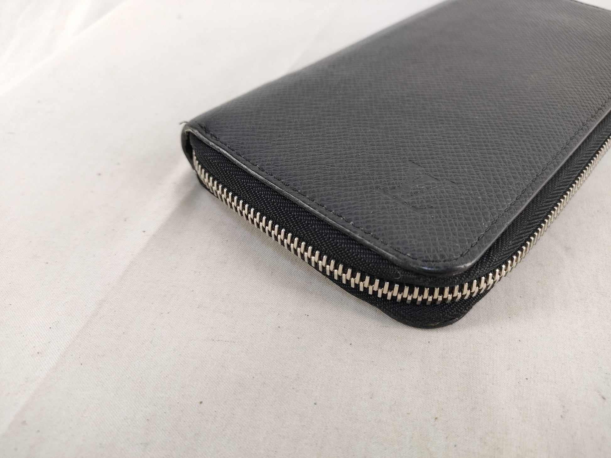 LOUIS VUITTON Taiga Zippy Wallet Vertical Ardoise M32822 CA5105 Wallet