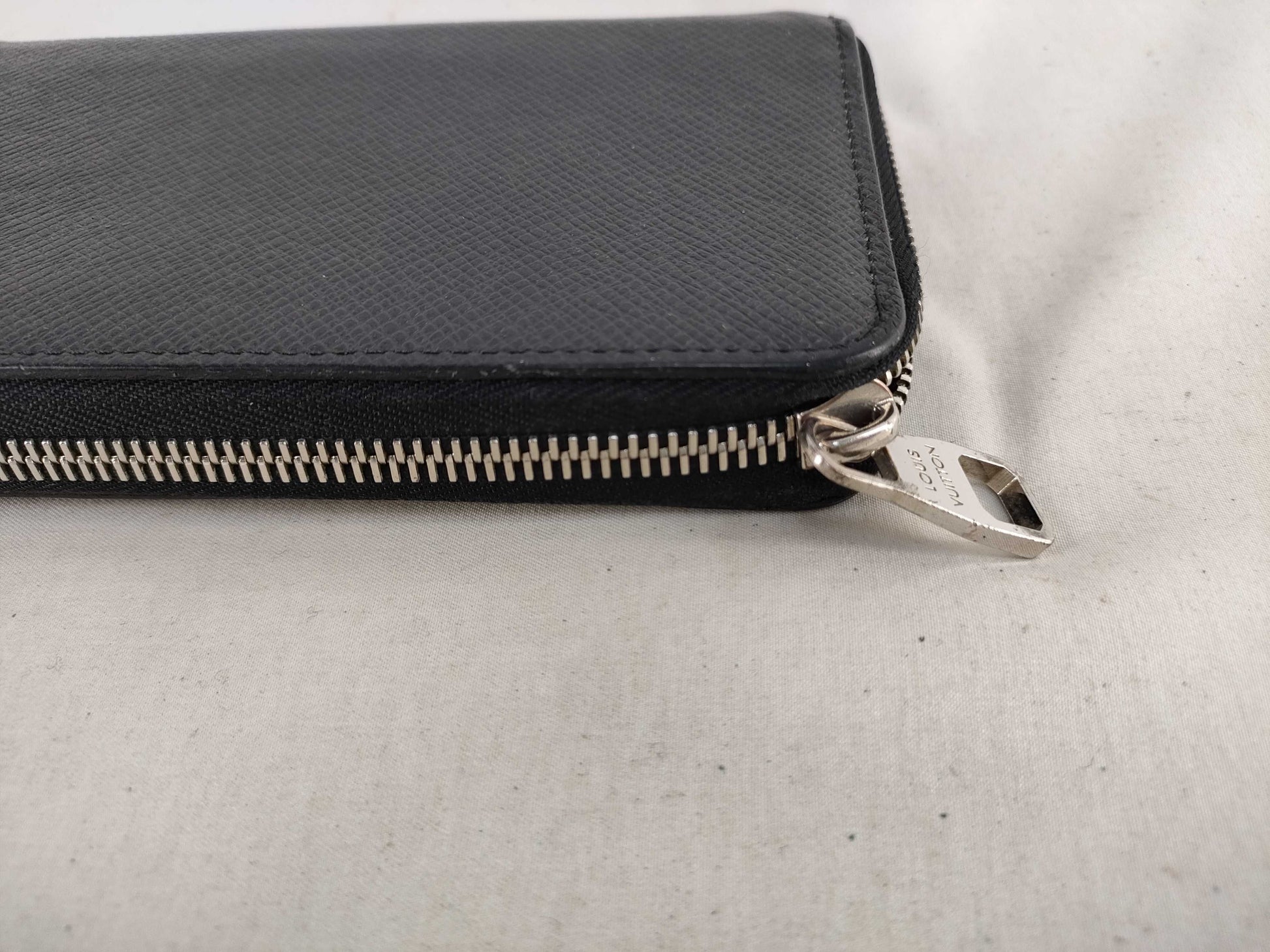 LOUIS VUITTON Taiga Zippy Wallet Vertical Ardoise M32822 CA5105 Wallet