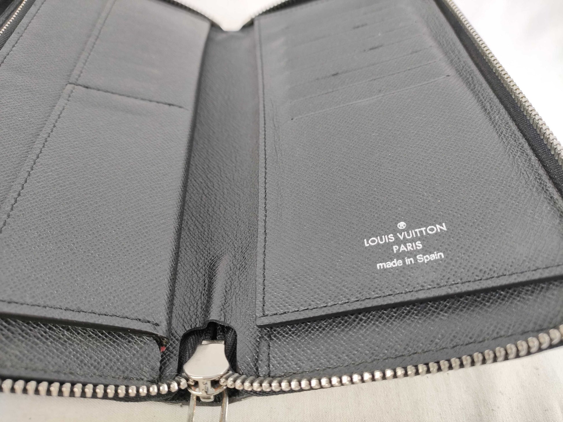LOUIS VUITTON Taiga Zippy Wallet Vertical Ardoise M32822 CA5105 Wallet