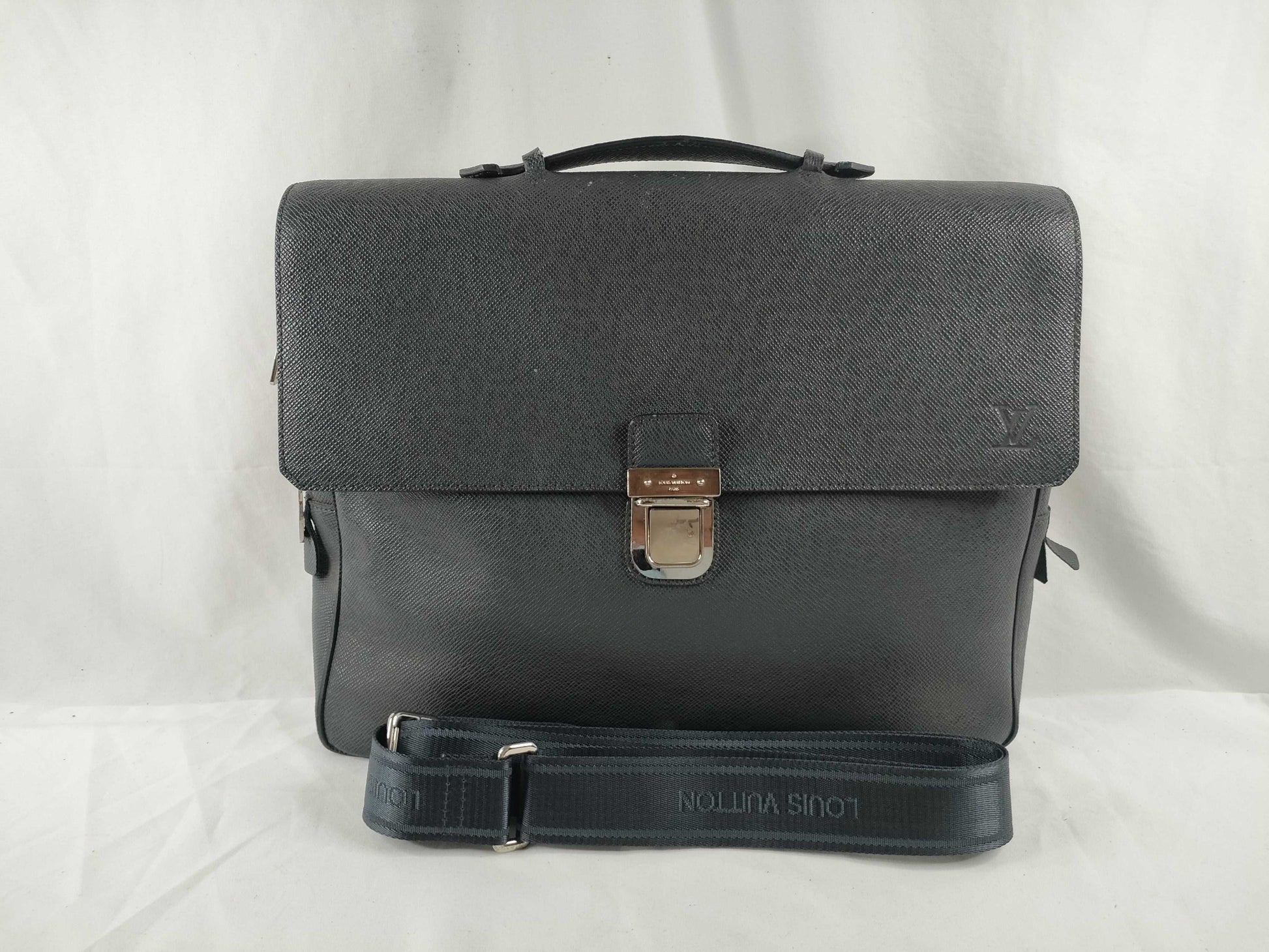 LOUIS VUITTON M32640 Taiga LOUIS VUITTON Business Bag Leather Business Bag