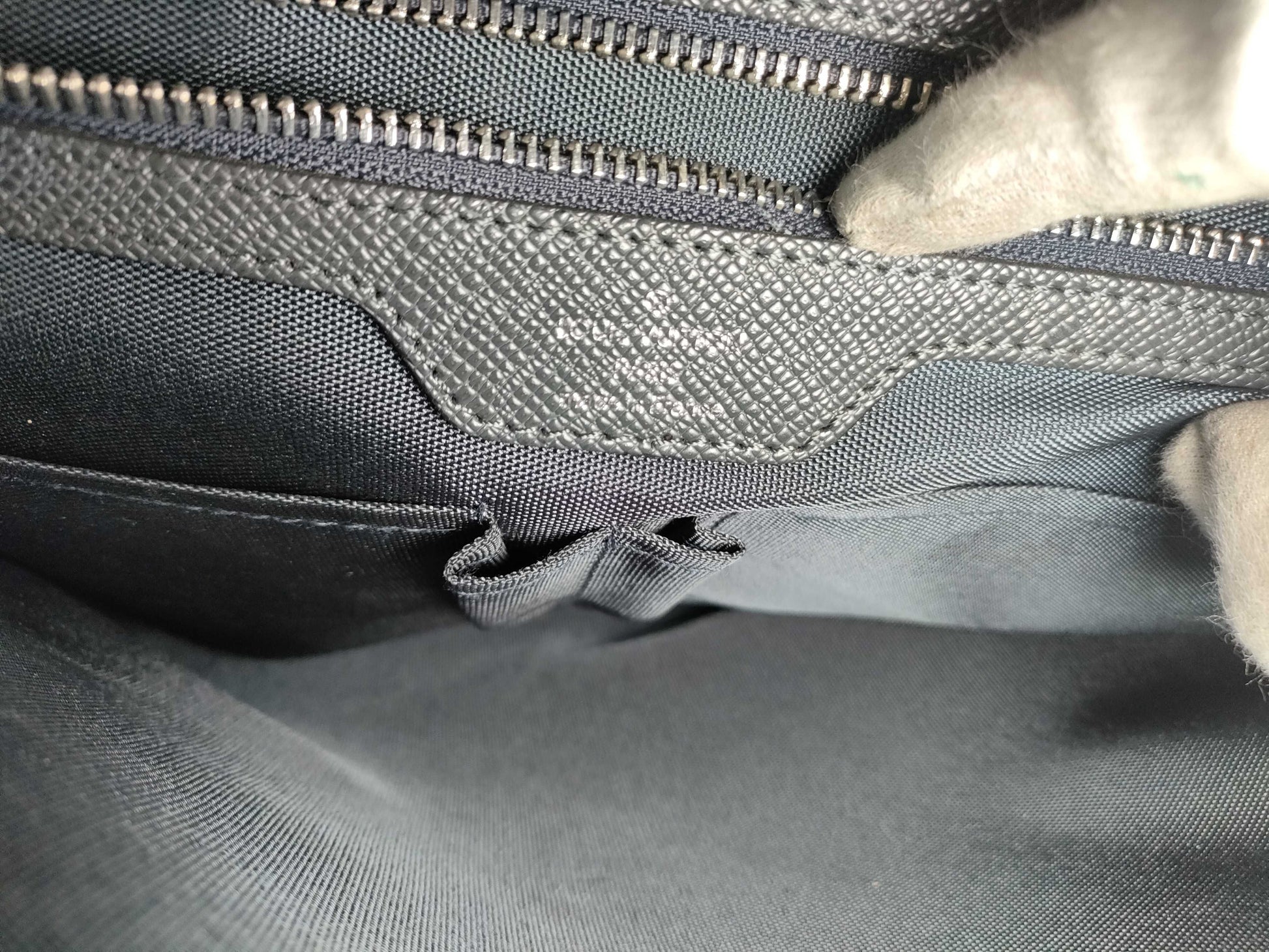 LOUIS VUITTON M32640 Taiga LOUIS VUITTON Business Bag Leather Business Bag