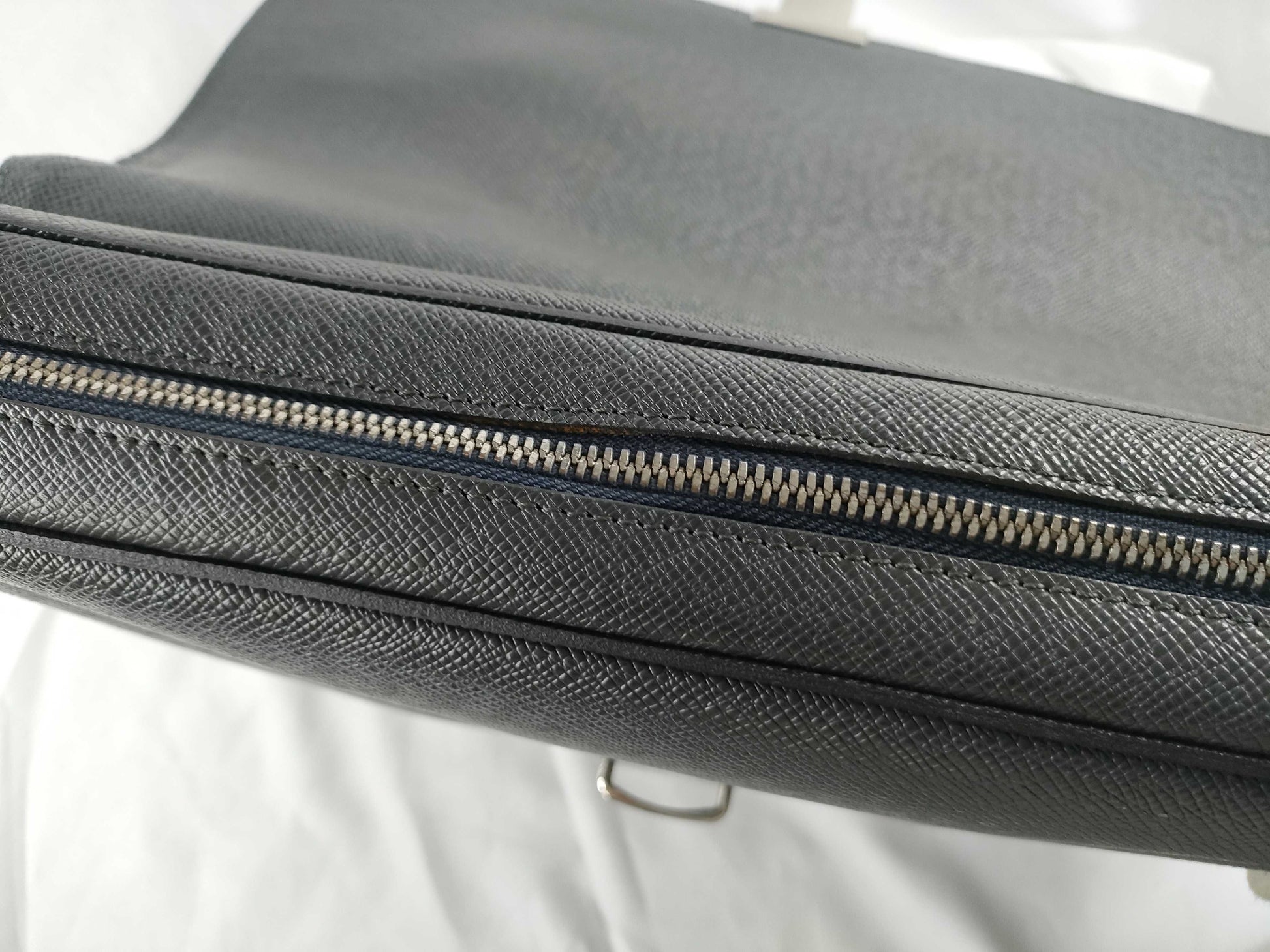 LOUIS VUITTON M32640 Taiga LOUIS VUITTON Business Bag Leather Business Bag