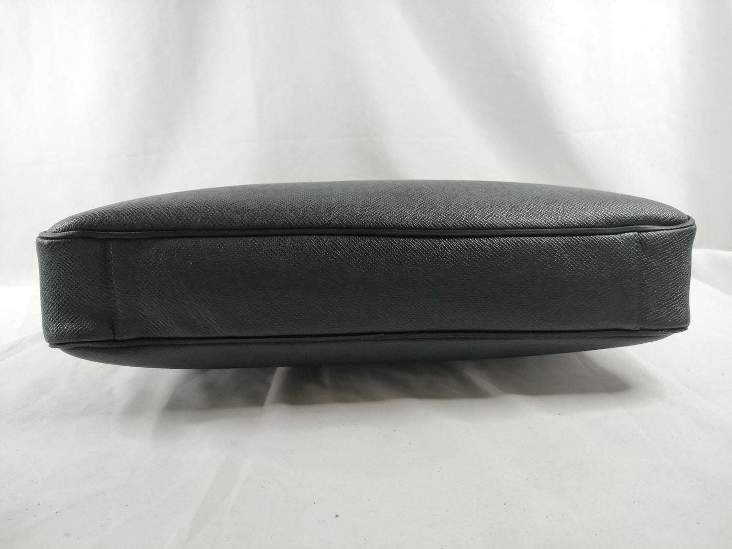 LOUIS VUITTON M32640 Taiga LOUIS VUITTON Business Bag Leather Business Bag