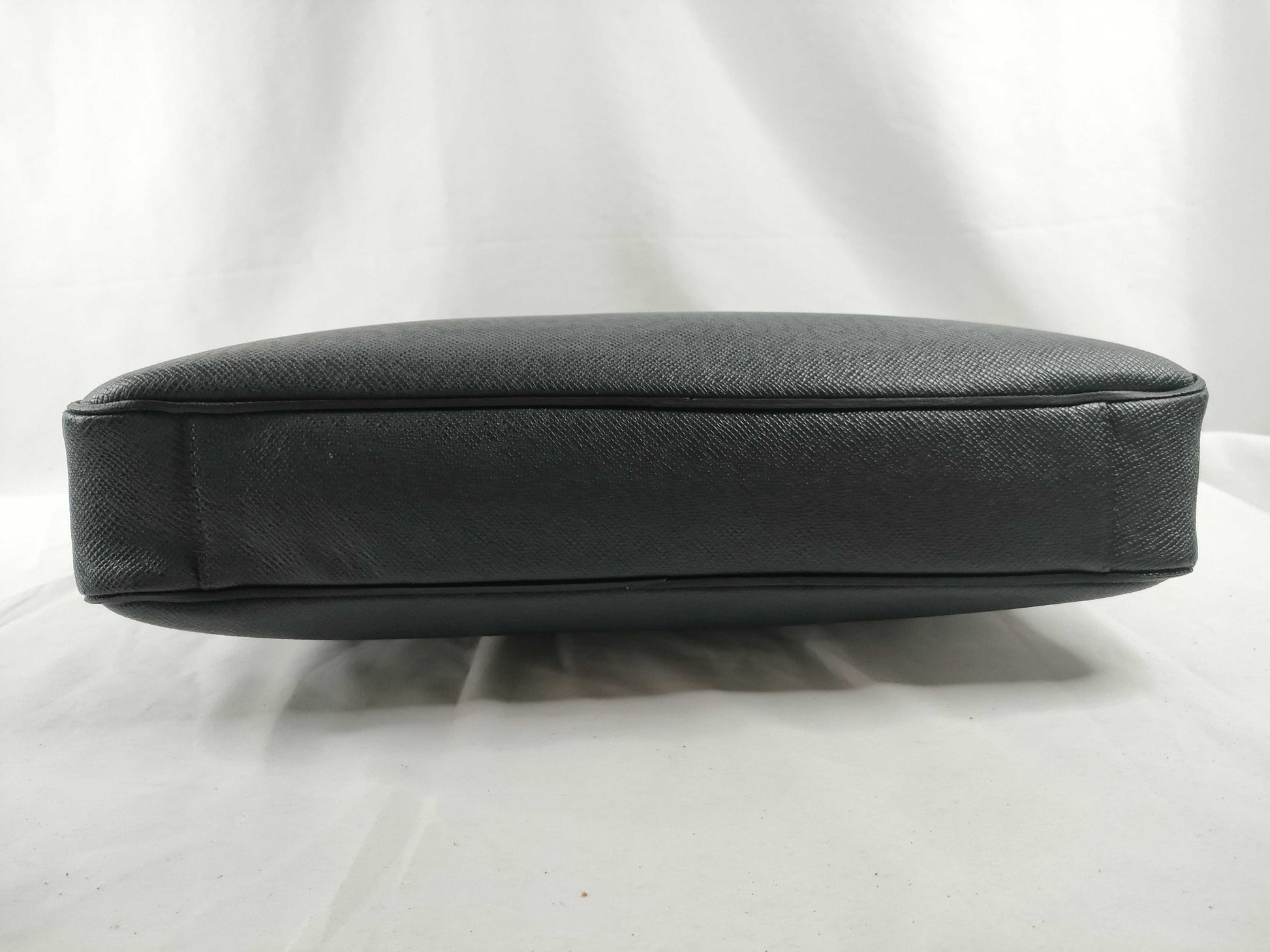 LOUIS VUITTON M32640 Taiga LOUIS VUITTON Business Bag Leather Business Bag