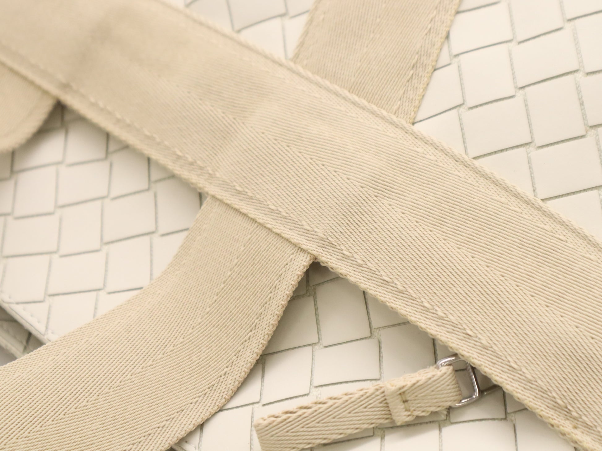 BOTTEGA VENETA P01574389N Intrecciato New Rubber Scorpito Tote Bag Beige White Tote Bag