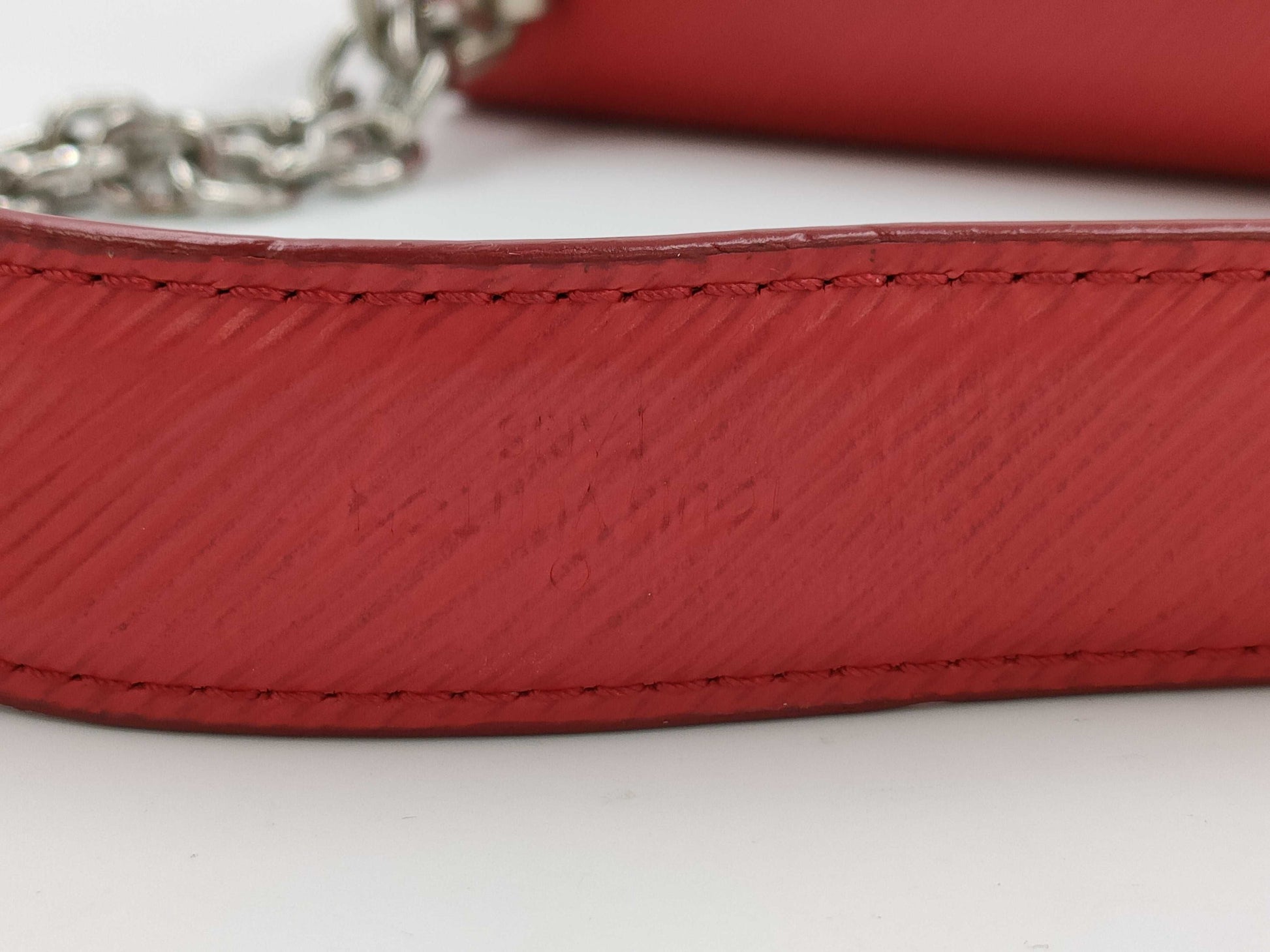 LOUIS VUITTON Twist MM Chain Shoulder Bag in Red with Silver Hardware and Epi Leather, M50523 FL3166, Mirrored Shoulder Bag