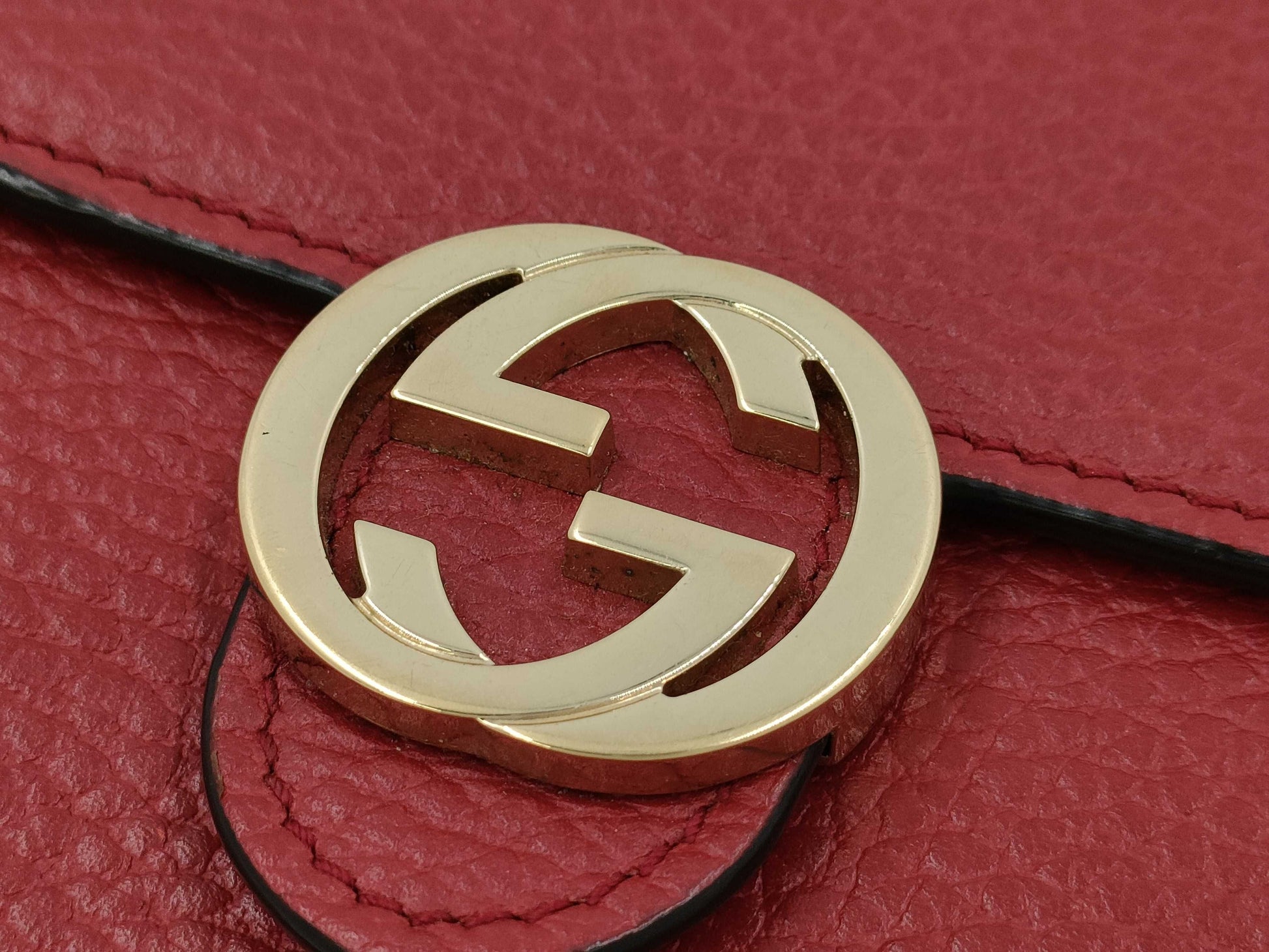 GUCCI Interlocking G Chain Shoulder Wallet in Red with Gold Hardware and Leather, 510314 203887 Shoulder Bag