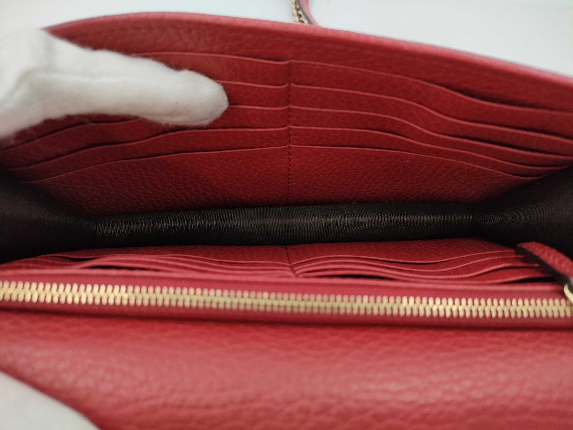 GUCCI Interlocking G Chain Shoulder Wallet in Red with Gold Hardware and Leather, 510314 203887 Shoulder Bag