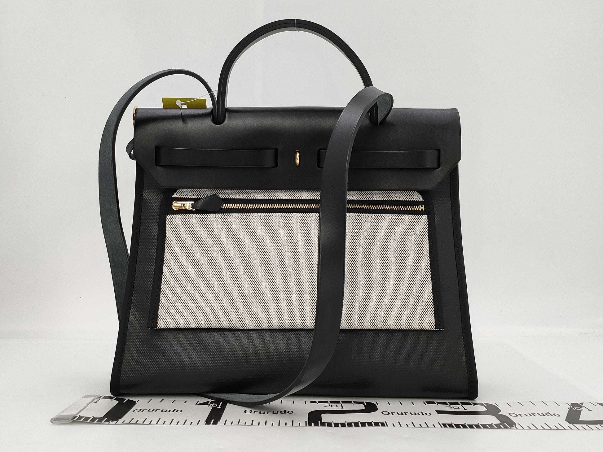 HERMES Airbag Zip PM 31 Toile H Berline Vache Hunter Black K Stamp Bag