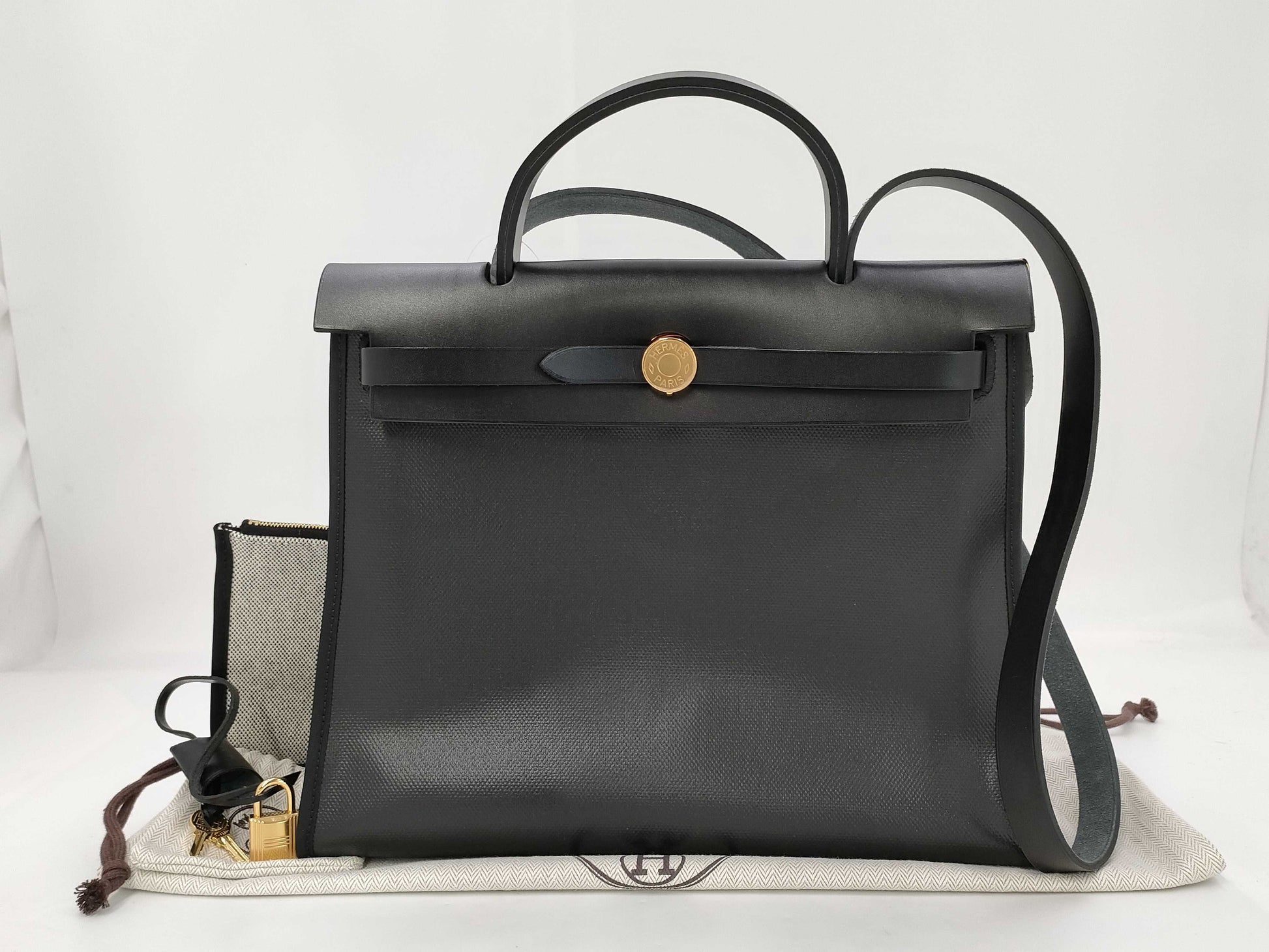 HERMES Airbag Zip PM 31 Toile H Berline Vache Hunter Black K Stamp Bag