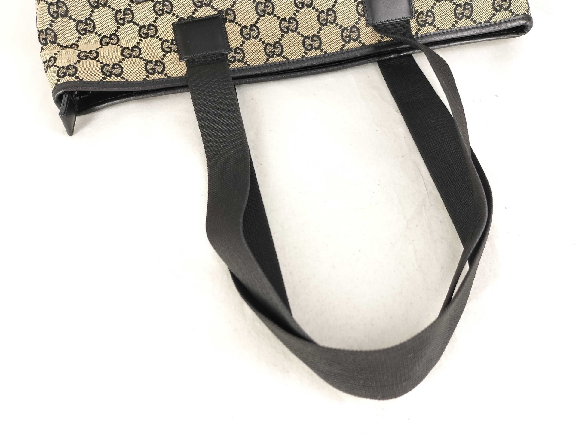 GUCCI GG Canvas Shoulder Bag