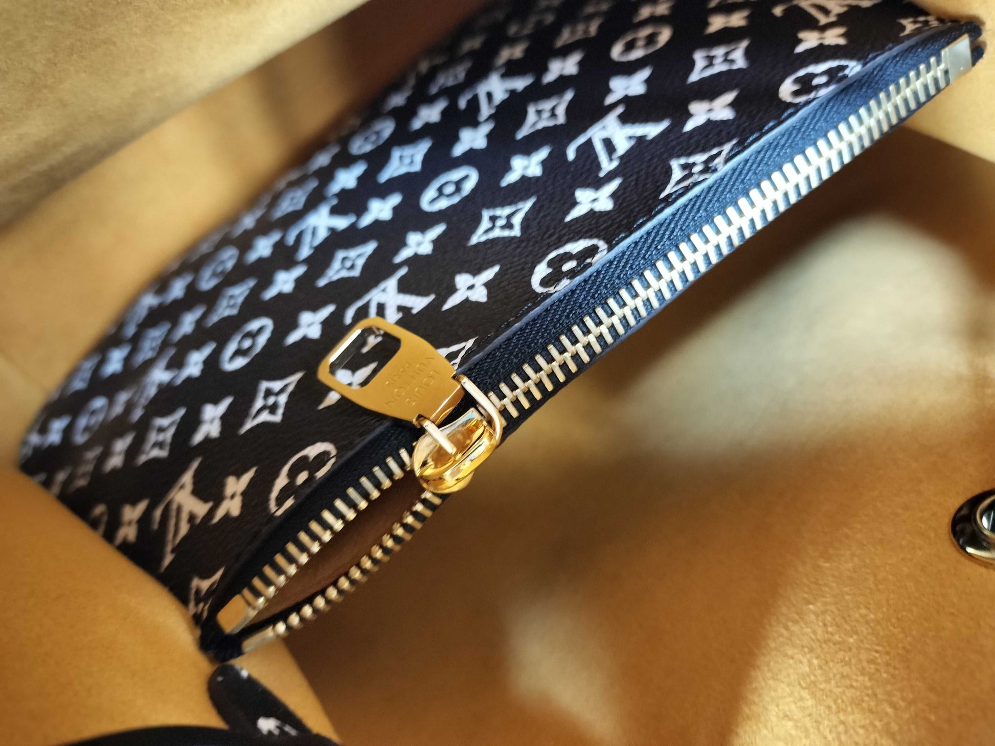 LOUIS VUITTON M44717 Monogram Louis Vuitton Monogram Jungle NeoNoe M44717 SP3189 Shoulder Bag