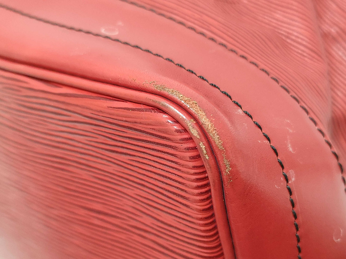 LOUIS VUITTON M5900E Epi Noe Drawstring Shoulder Bag in Castilian Red