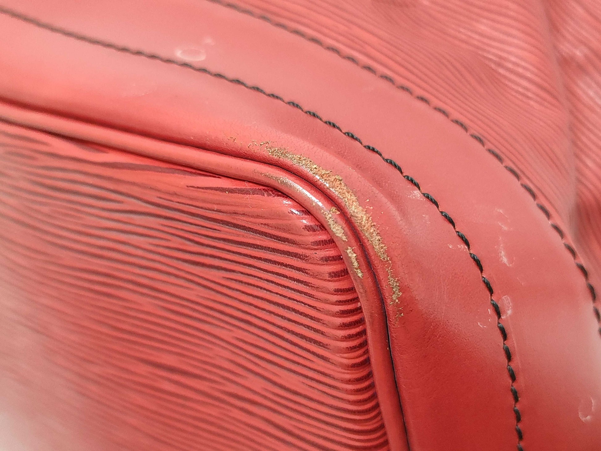 LOUIS VUITTON M5900E Epi Noe Drawstring Shoulder Bag in Castilian Red