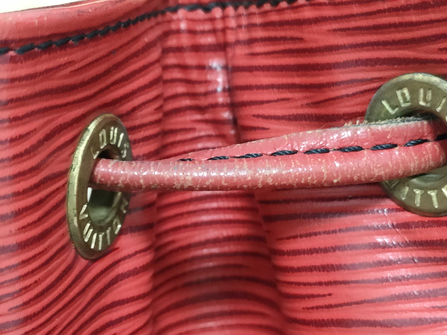 LOUIS VUITTON M5900E Epi Noe Drawstring Shoulder Bag in Castilian Red