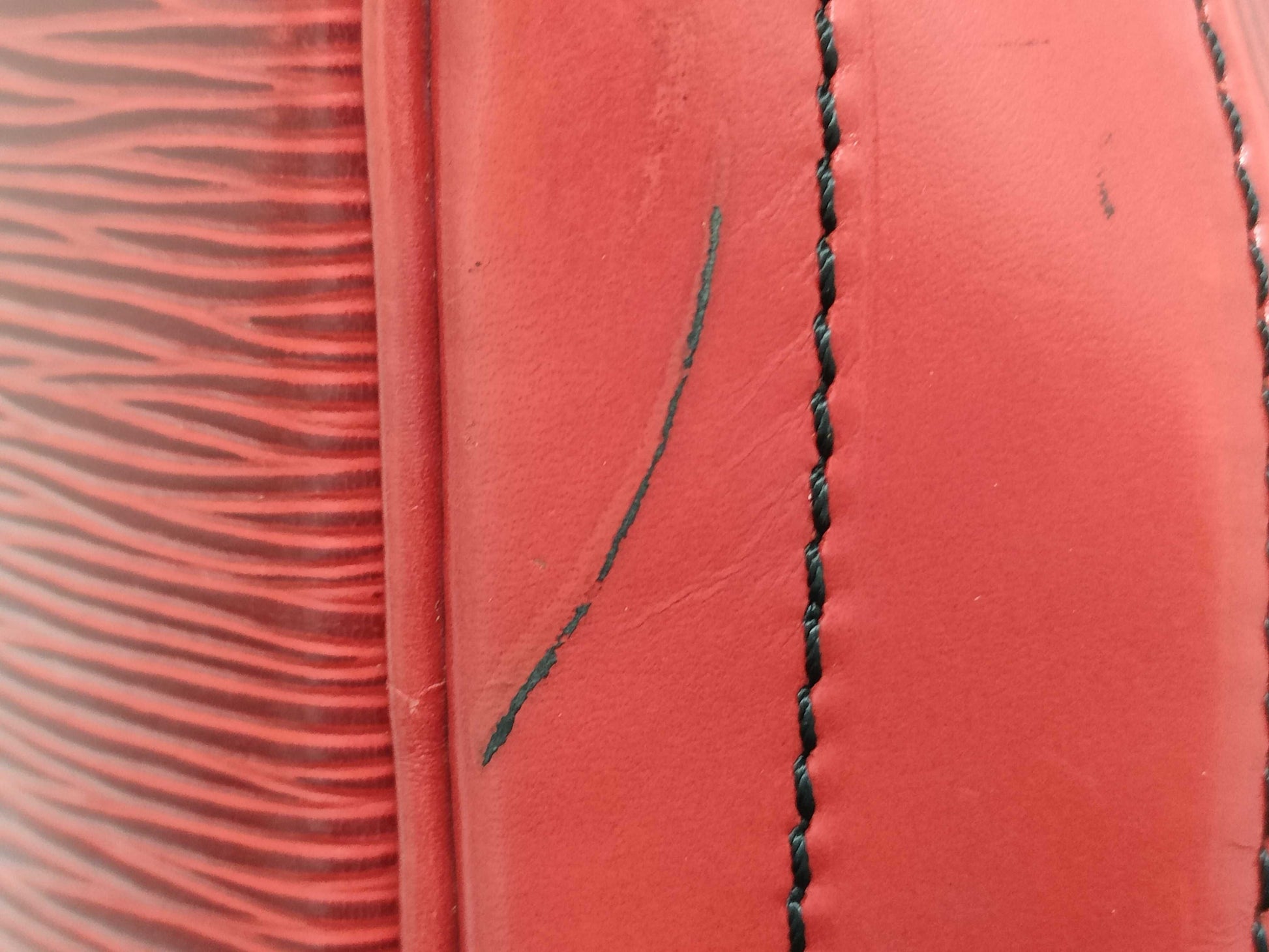 LOUIS VUITTON M5900E Epi Noe Drawstring Shoulder Bag in Castilian Red
