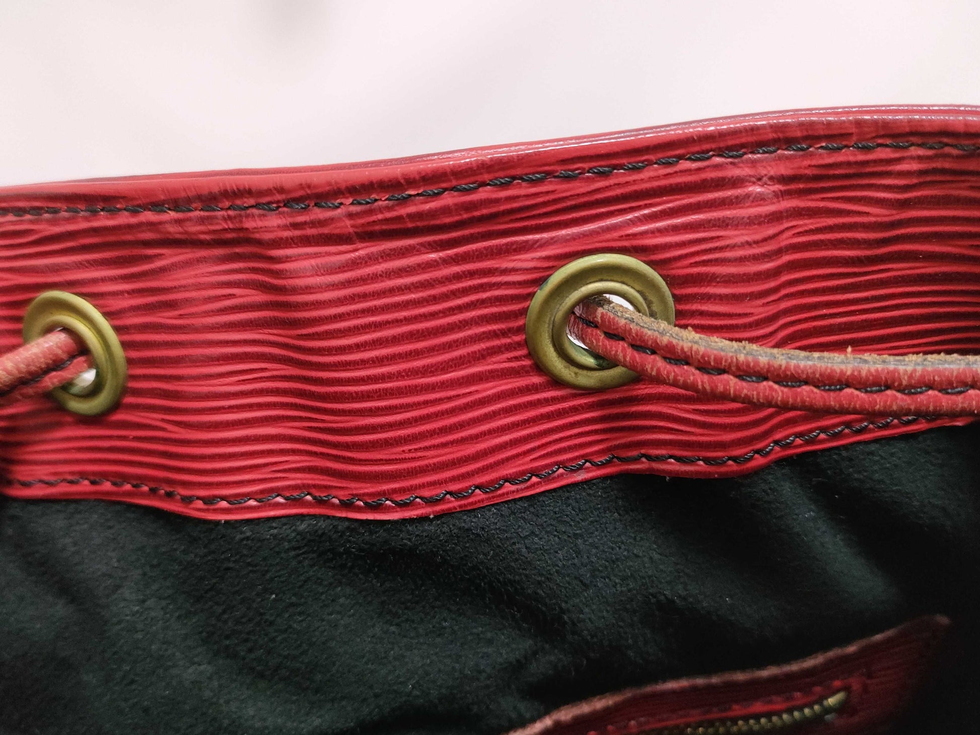 LOUIS VUITTON M5900E Epi Noe Drawstring Shoulder Bag in Castilian Red