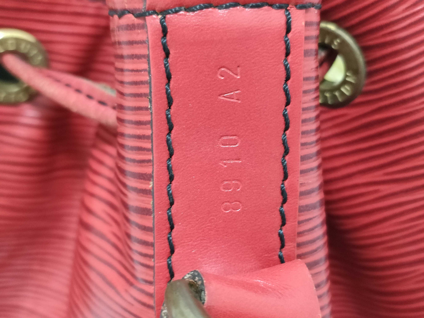 LOUIS VUITTON M5900E Epi Noe Drawstring Shoulder Bag in Castilian Red