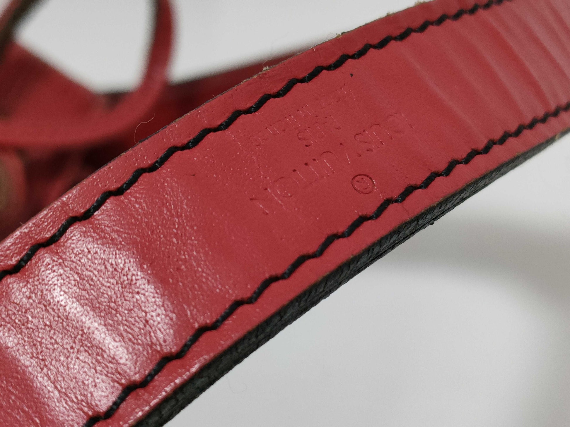 LOUIS VUITTON M5900E Epi Noe Drawstring Shoulder Bag in Castilian Red