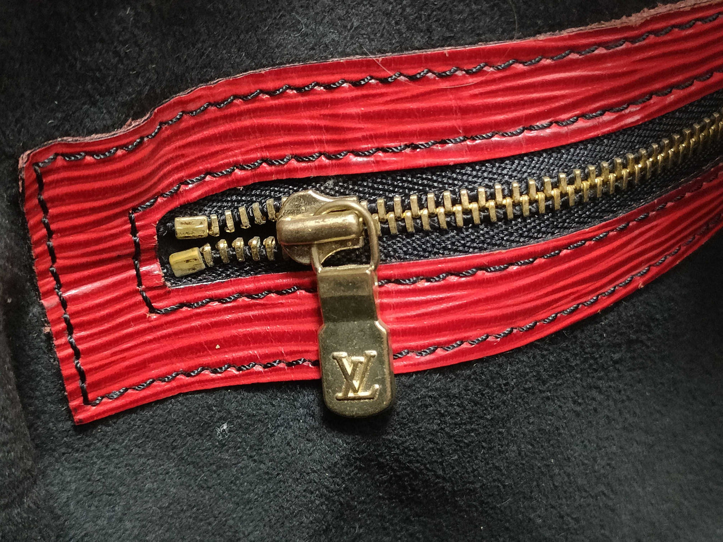 LOUIS VUITTON M5900E Epi Noe Drawstring Shoulder Bag in Castilian Red