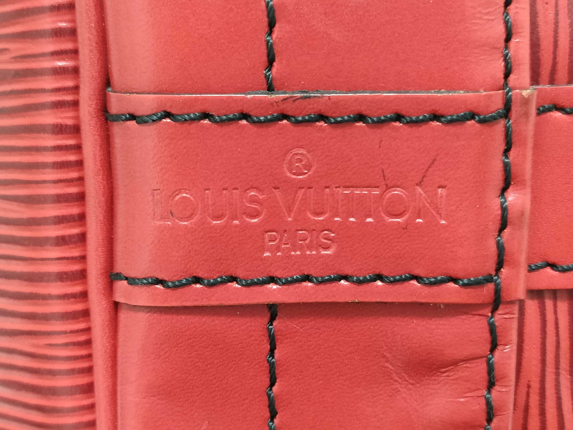 LOUIS VUITTON M5900E Epi Noe Drawstring Shoulder Bag in Castilian Red