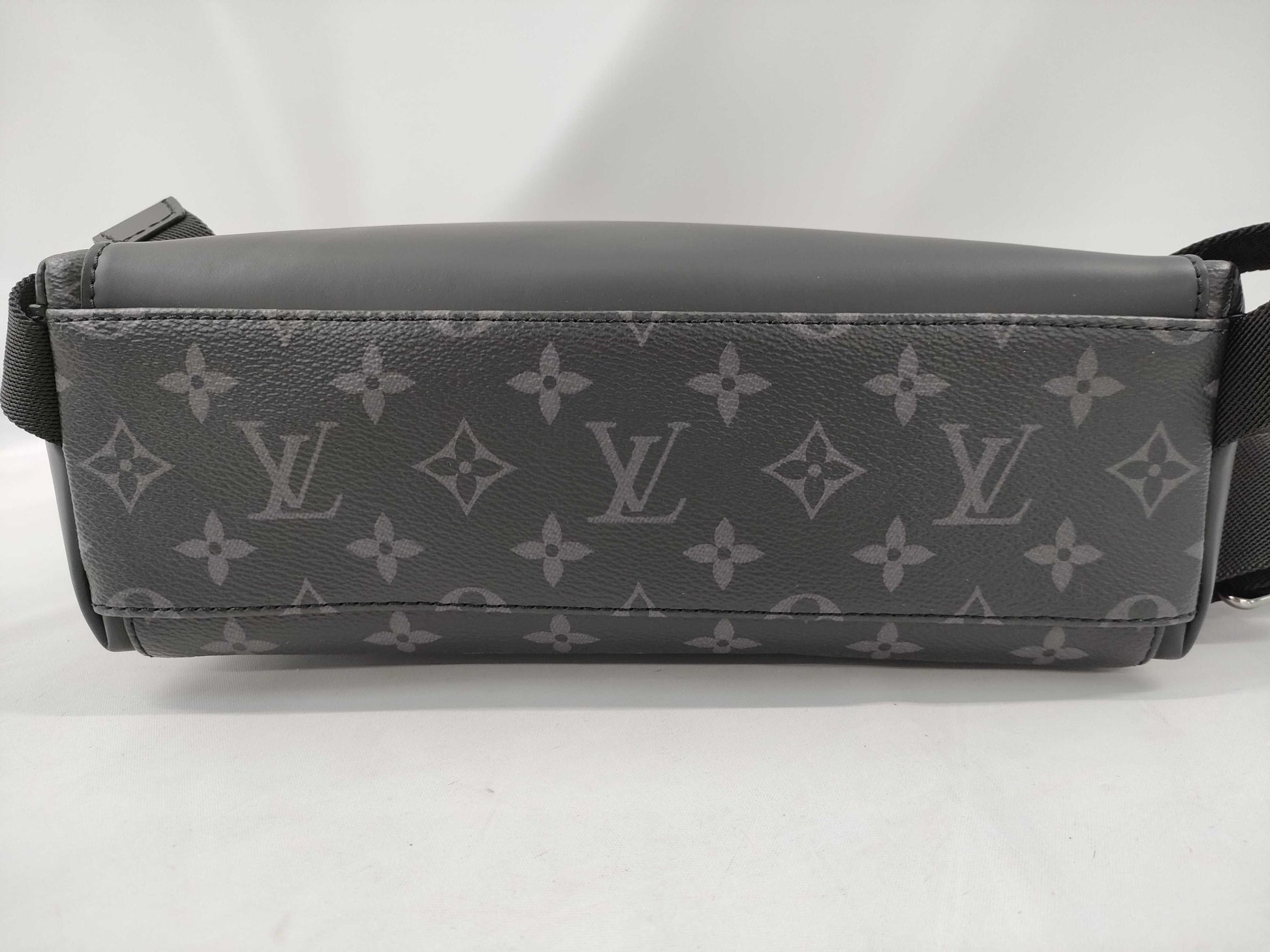 LOUIS VUITTON Monogram Eclipse Messenger Voyage Shoulder Bag M40511IC