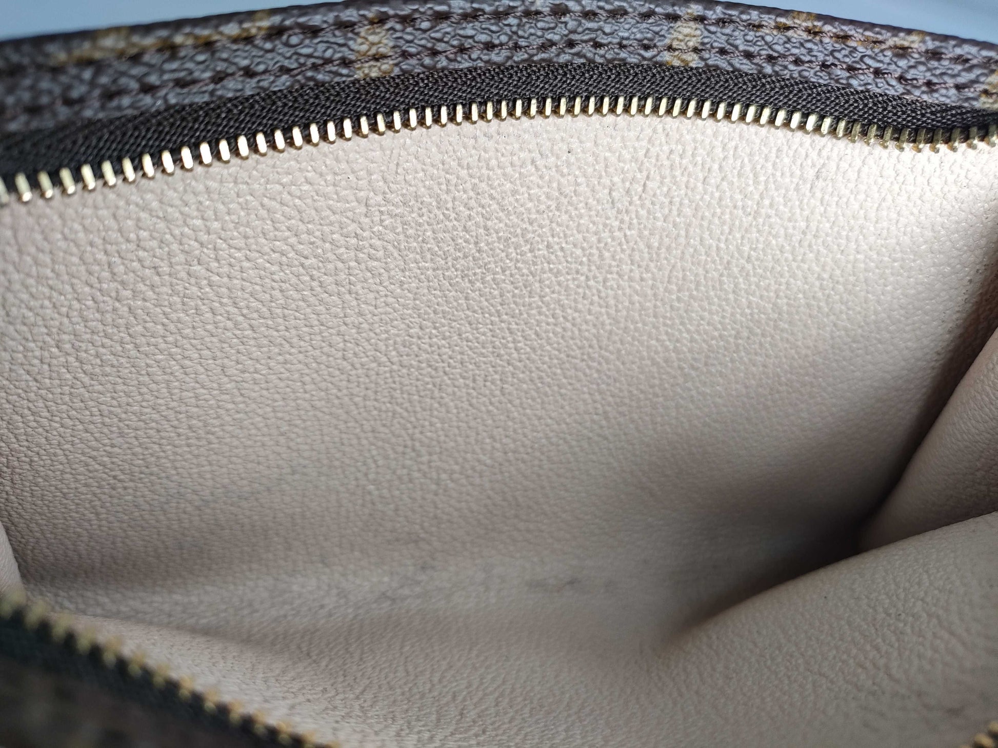 LOUIS VUITTON M47546 Monogram Louis Vuitton Monogram Pouch