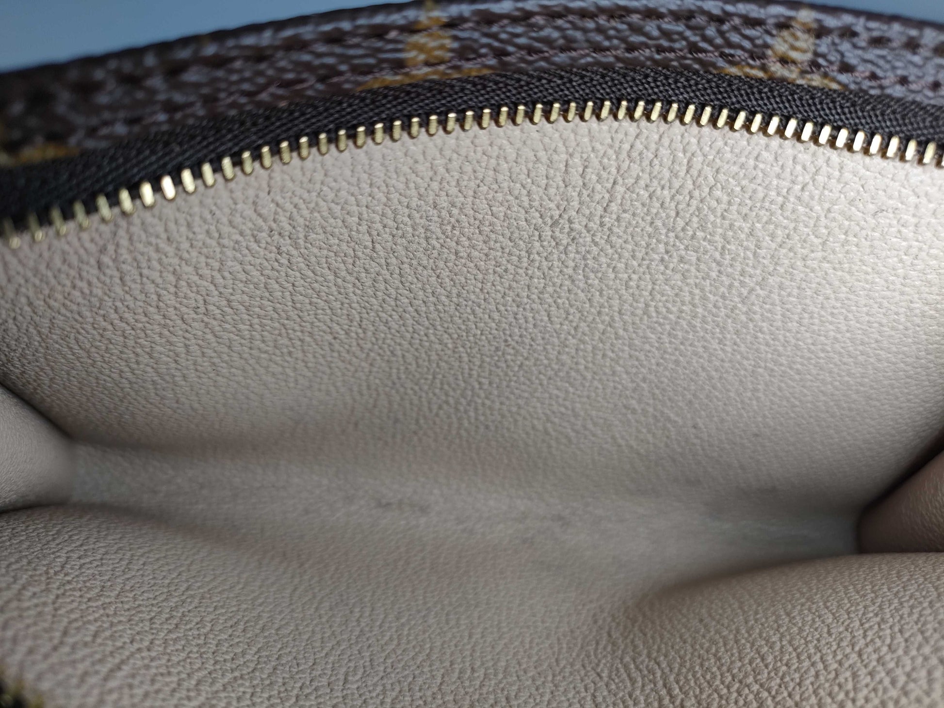 LOUIS VUITTON M47546 Monogram Louis Vuitton Monogram Pouch