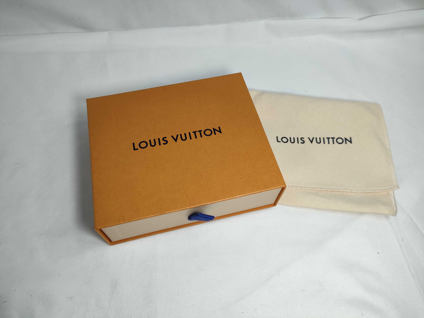 LOUIS VUITTON Brand new, unused Louis Vuitton Portefeuille Lisa in Azure Blue, Vivienne, with limited edition stamping, box, dust bag, wallet