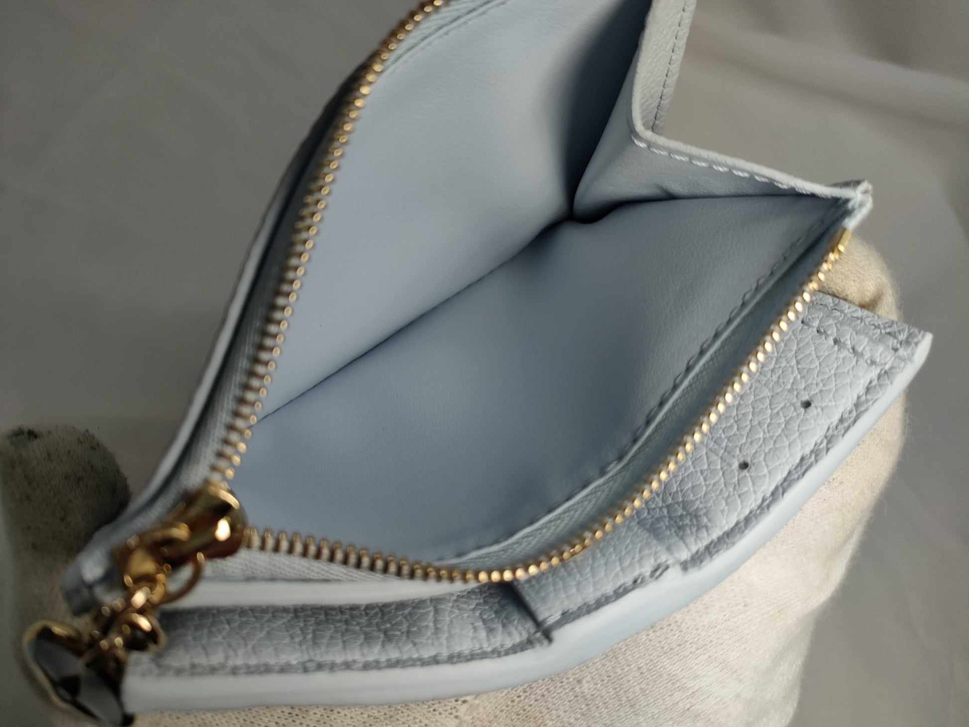 LOUIS VUITTON Brand new, unused Louis Vuitton Portefeuille Lisa in Azure Blue, Vivienne, with limited edition stamping, box, dust bag, wallet