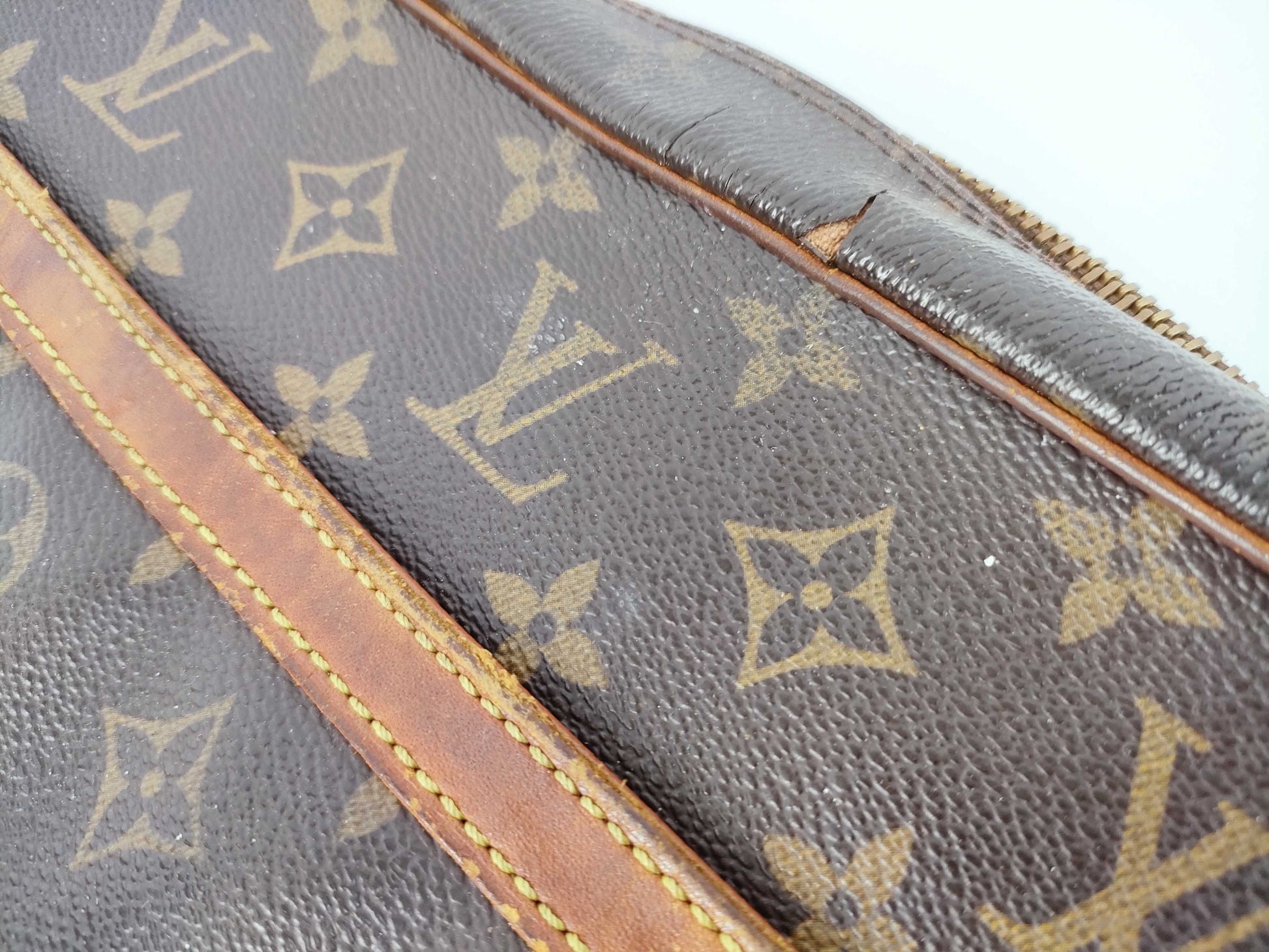 LOUIS VUITTON Monogram Louis Vuitton Shoulder Bag